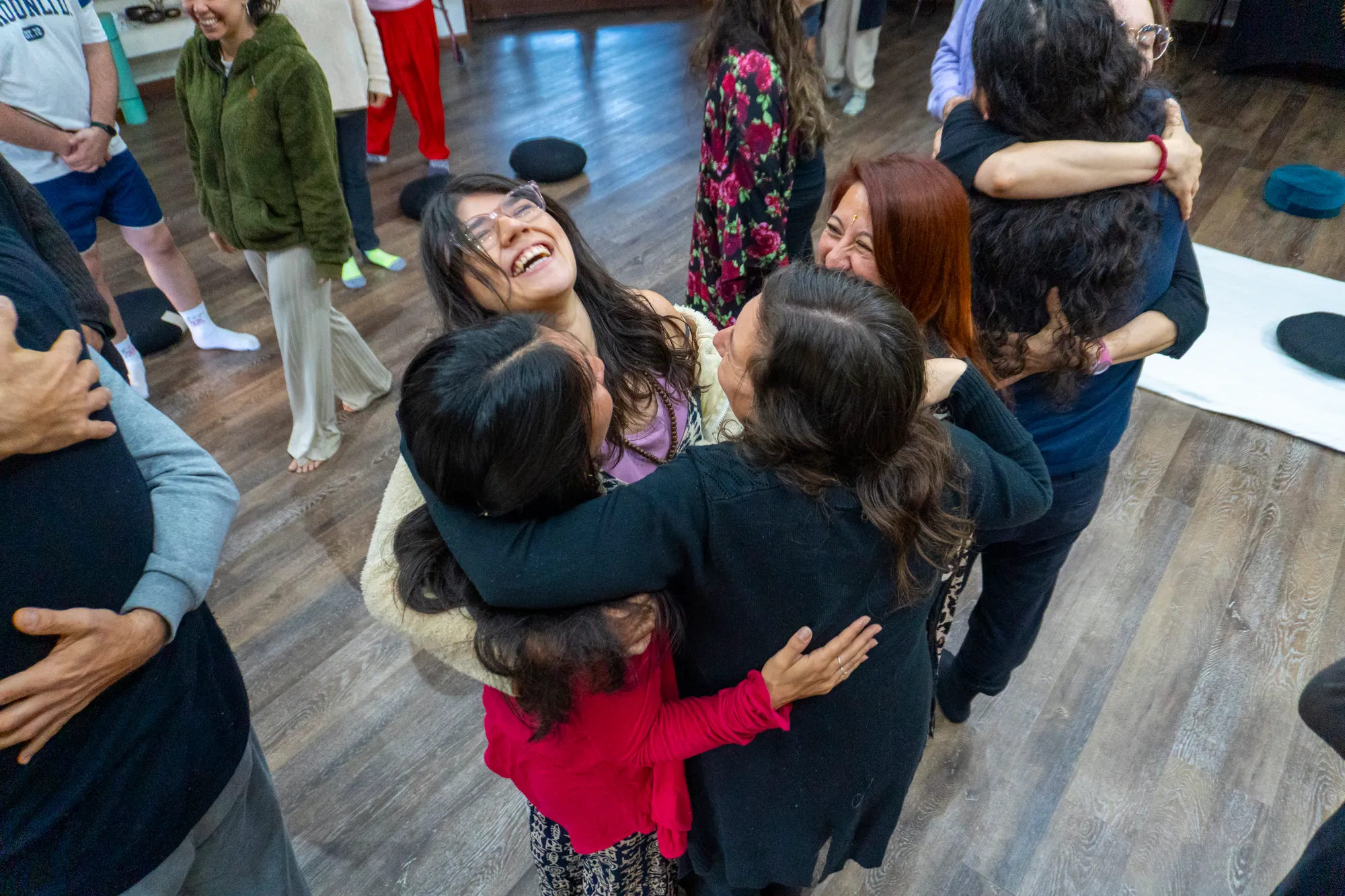 Abrazo grupal en el círculo