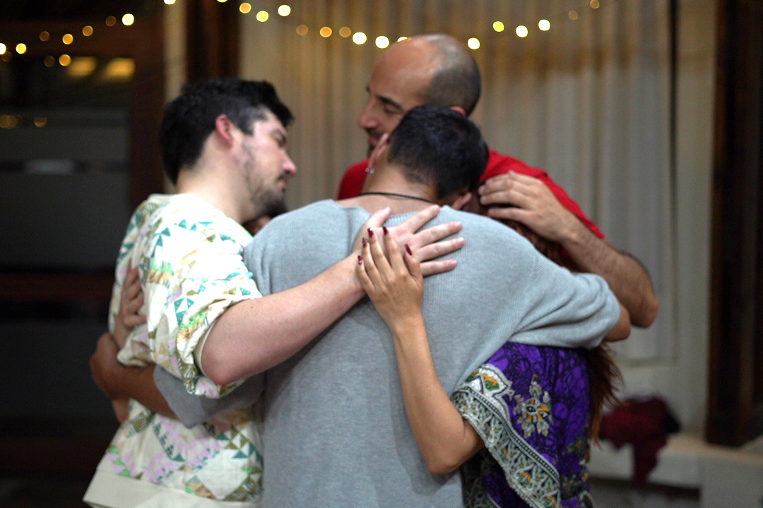 Abrazo grupal · Divino Korpo